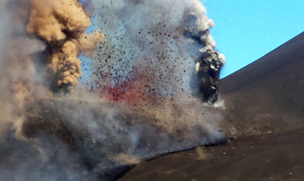 Início da explosão do pico do Fogo, em 23 de Novembro de 2014